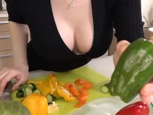 Một cô gái người mẫu năm hai có vẻ ngoài xinh đẹp đã vay 2.000 nhân dân tệ từ một kẻ cho vay nặng lãi và đã quá hạn trả 20.000 nhân dân tệ và bị ép bán trinh tiết