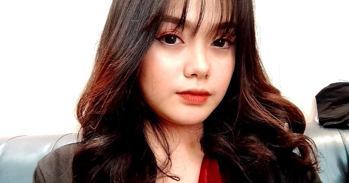 Một giáo viên dạy nhảy khác, một giáo viên dạy nhảy cao ráo, xinh đẹp và nhanh nhẹn, đã tận dụng thời gian sau giờ học để tập các bài tập piston trong phòng tập nhảy và học viện, và tiếng "Ah Ah Ah" vang vọng khắp phòng.